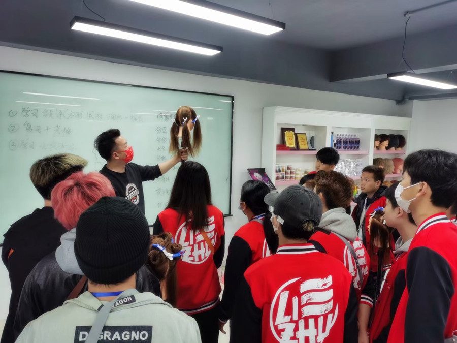 剪女發(fā)的技巧，廣西剪發(fā)理發(fā)學(xué)校課堂