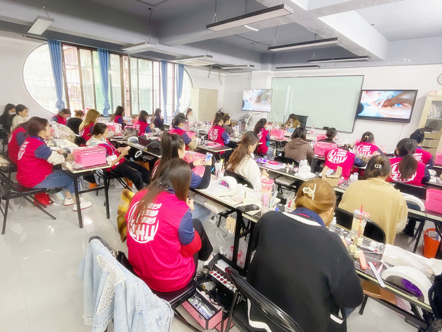 招財(cái)貓美甲教程解析，廣西美甲學(xué)徒