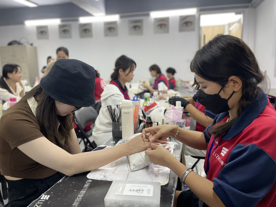 全貼甲片卸甲步驟，廣西美甲學(xué)校在哪里？