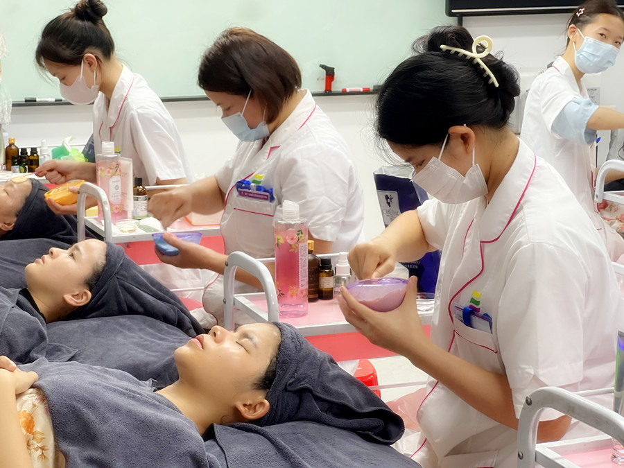 軟膜與貼片面膜的特點(diǎn)，南寧美容培訓(xùn)課程