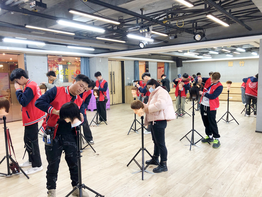 修剪碎發(fā)的技巧，廣西美發(fā)理發(fā)技術(shù)學(xué)校教學(xué)