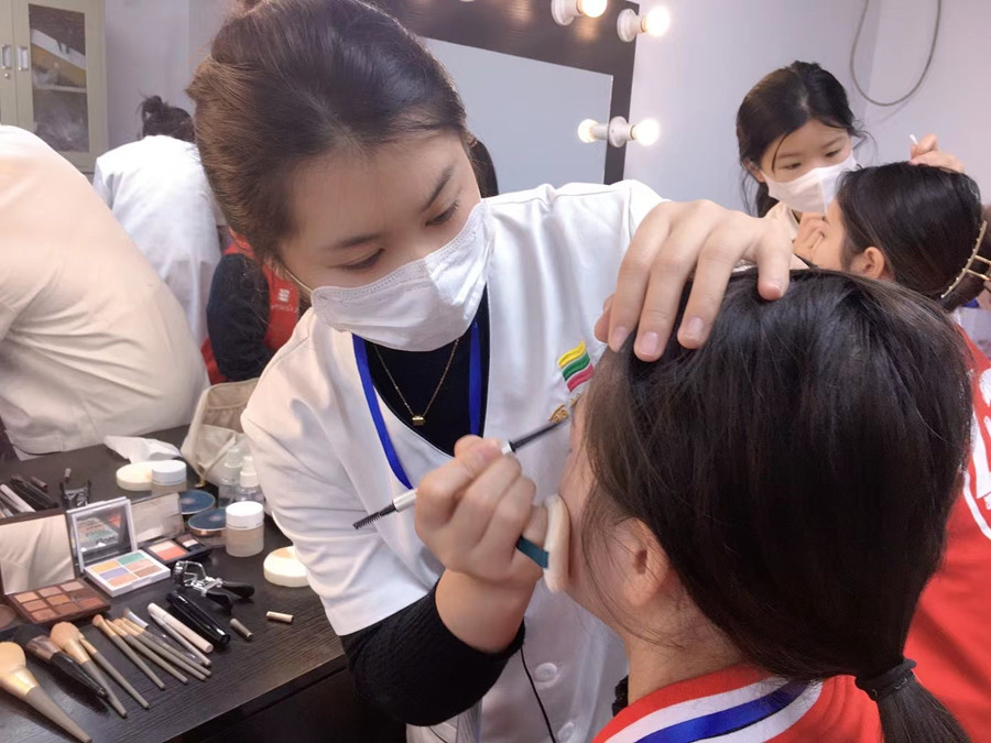 美容師應(yīng)該怎么化妝？南寧美容職業(yè)學(xué)校實(shí)踐教學(xué)