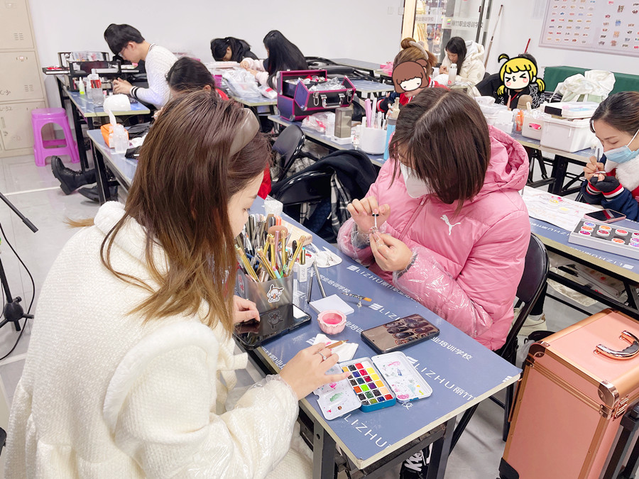 美甲學(xué)色彩重要性，廣西美甲基礎(chǔ)班彩教學(xué)內(nèi)容