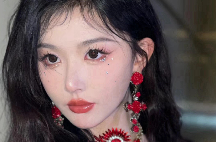 孔雪兒演唱會(huì)碎鉆仿妝，廣西美妝學(xué)習(xí)