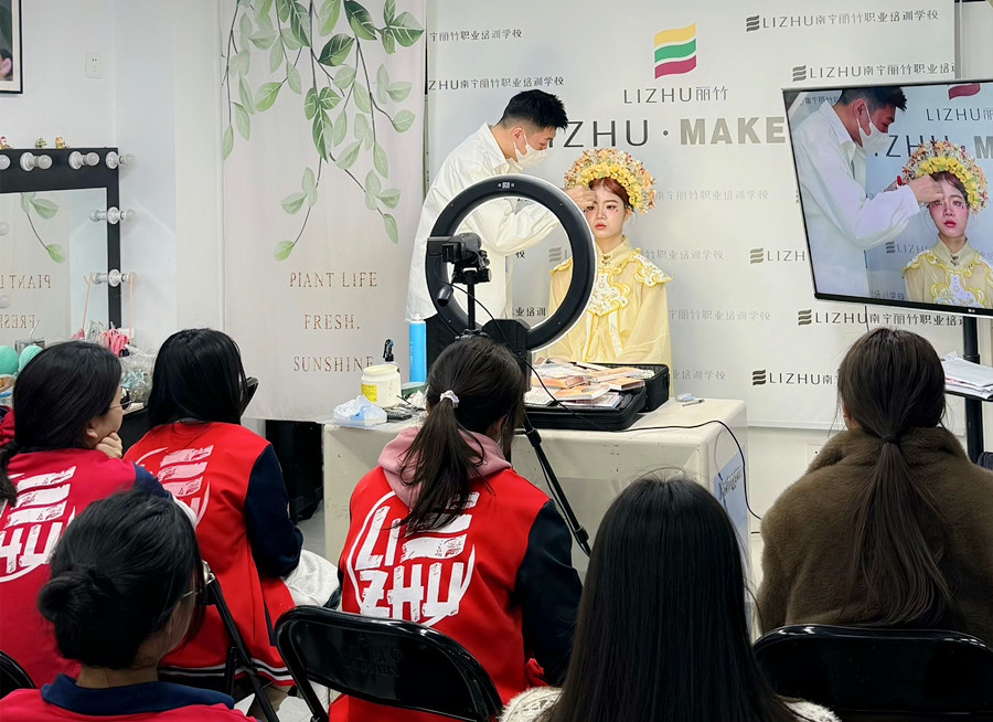 簪花寫真妝容特點(diǎn)，南寧化妝寫真培訓(xùn)學(xué)?？偨Y(jié)