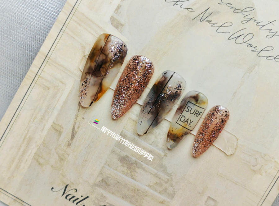 潑墨暈染美甲，廣西南寧美甲職業(yè)技術(shù)學(xué)校作品