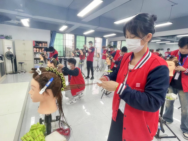 國際標(biāo)準(zhǔn)卷杠考核，南寧燙染剪技術(shù)進(jìn)修班課堂