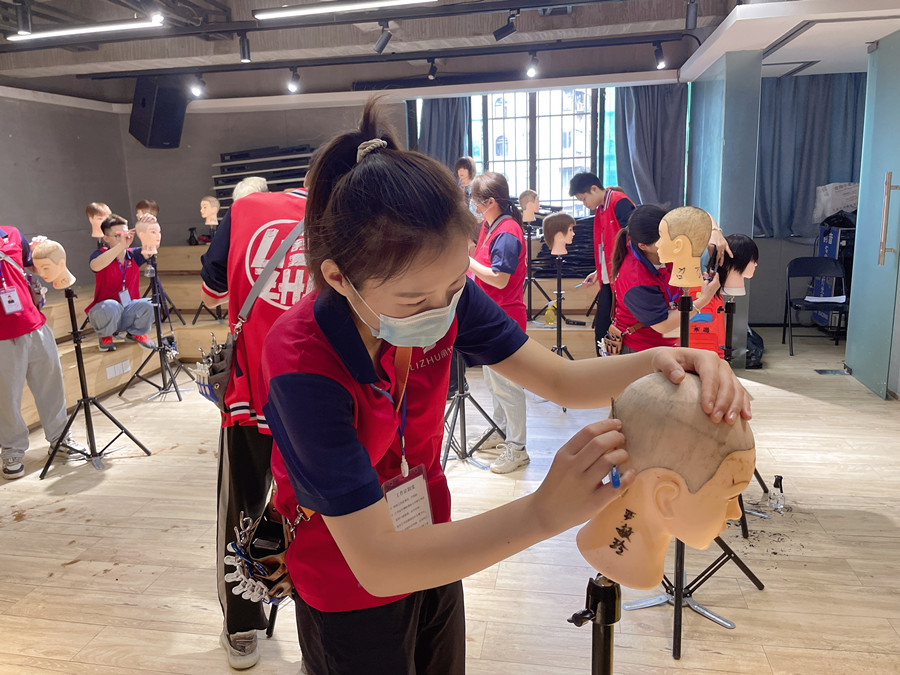 美發(fā)剃刀的使用技巧，廣西美發(fā)理發(fā)職業(yè)學(xué)校告訴你