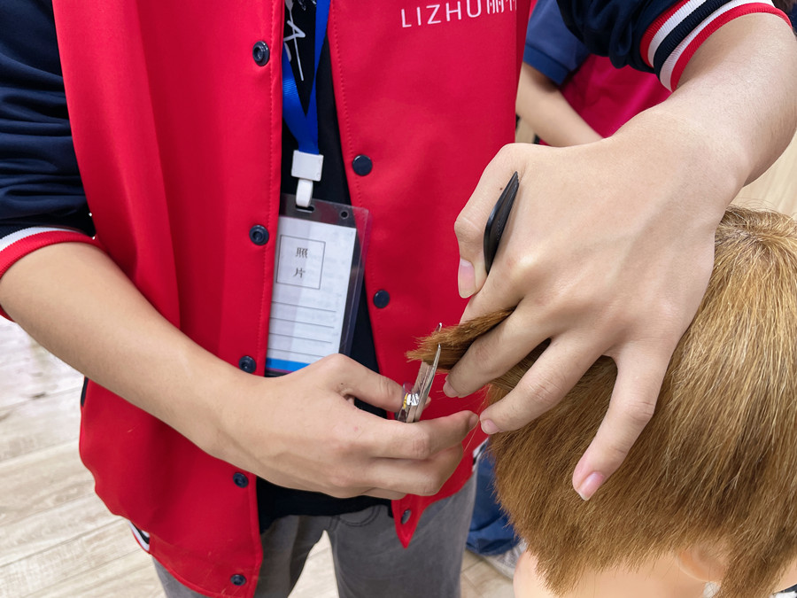 如何準(zhǔn)確定位側(cè)面頭發(fā)的落點(diǎn)？廣西學(xué)剪發(fā)