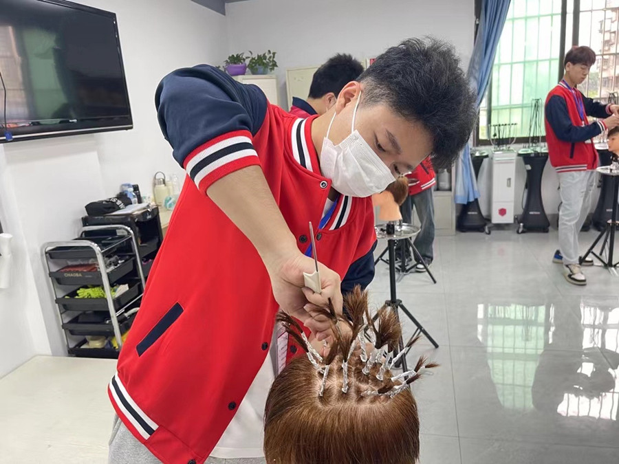 什么是錫紙燙？廣西美發(fā)燙染剪學(xué)校課程講解