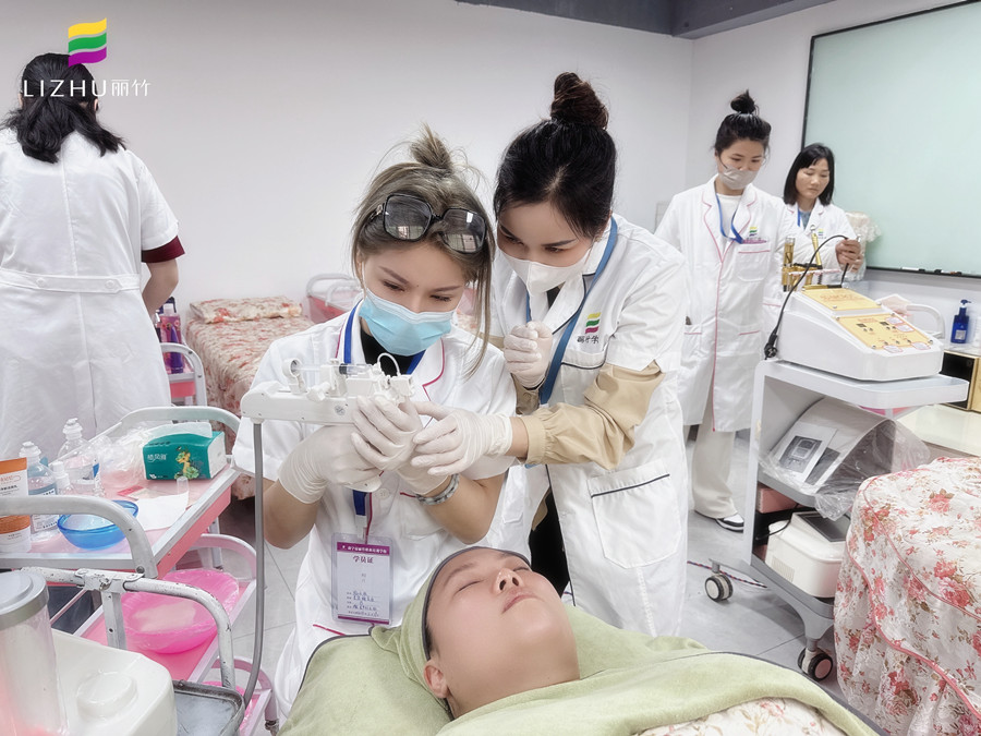 學(xué)美容儀器的基礎(chǔ)，南寧美容學(xué)校一對一教學(xué)