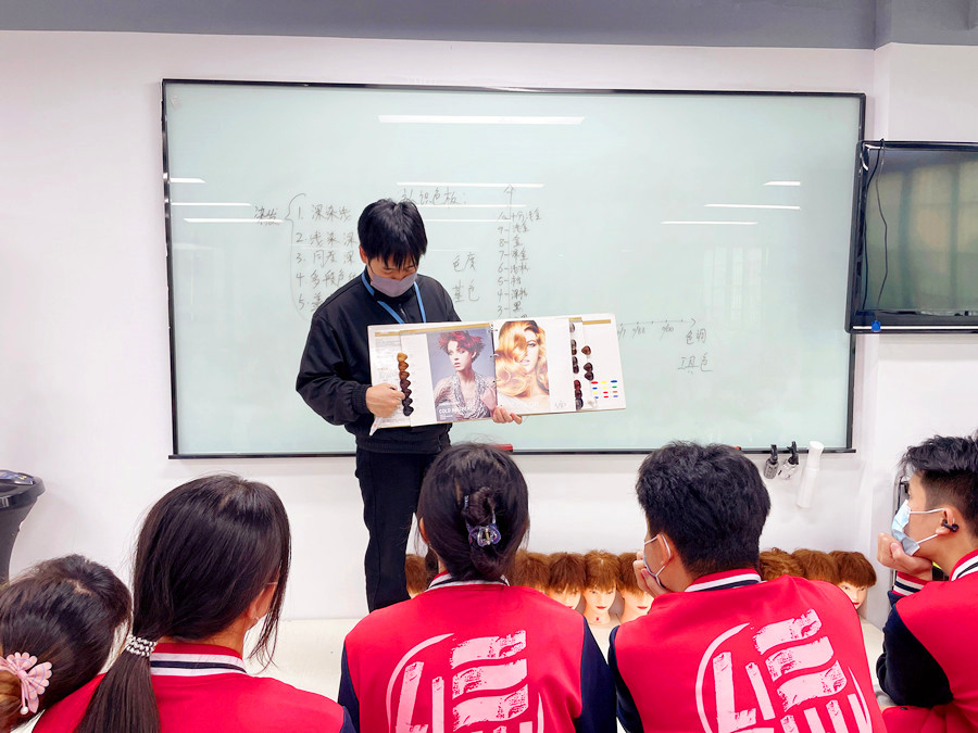 認識染發(fā)系統(tǒng)和色板，南寧學(xué)染發(fā)基礎(chǔ)