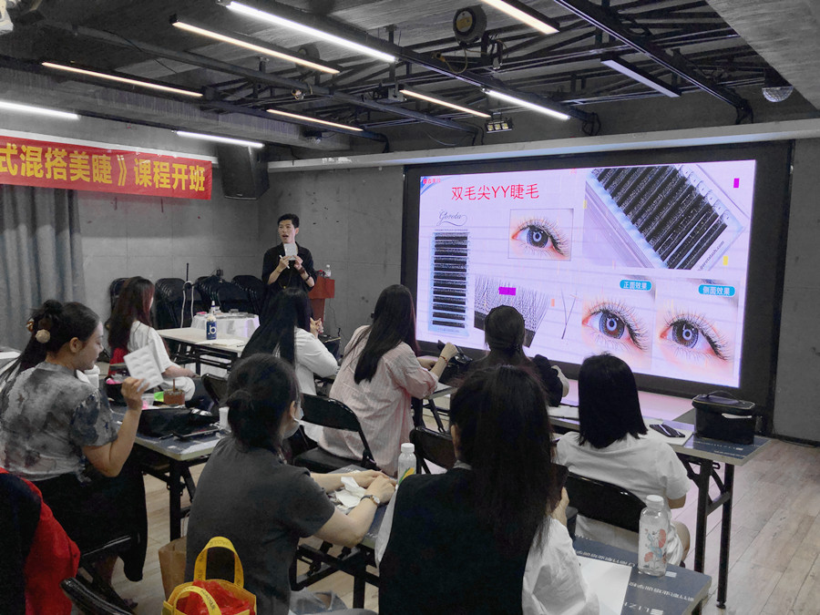 南寧美甲美睫培訓(xùn)學(xué)?！痘ㄊ交齑蠲澜蕖氛n程開班
