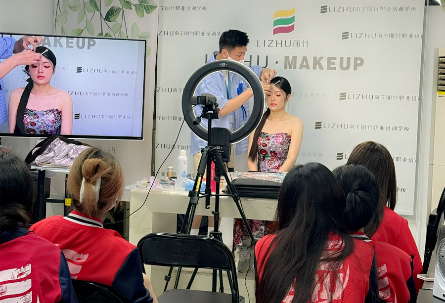 新中式禮服新娘造型特點，廣西新娘妝跟妝課程