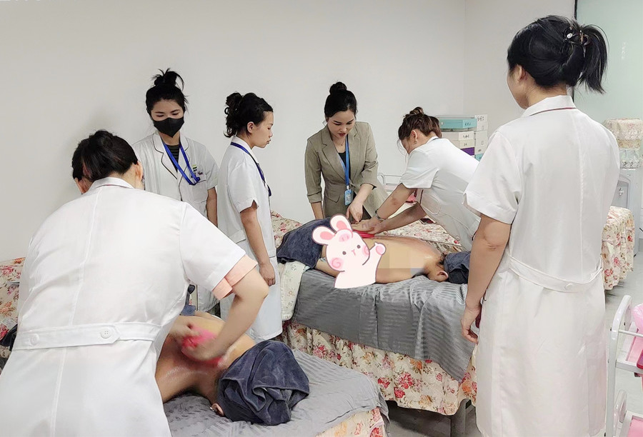 揉腹的好處，南寧美容美體健康學(xué)校講解