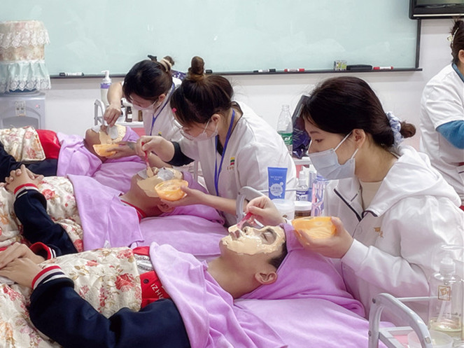 大愛(ài)喜歡軟膜粉護(hù)膚的原因，廣西學(xué)皮膚管理