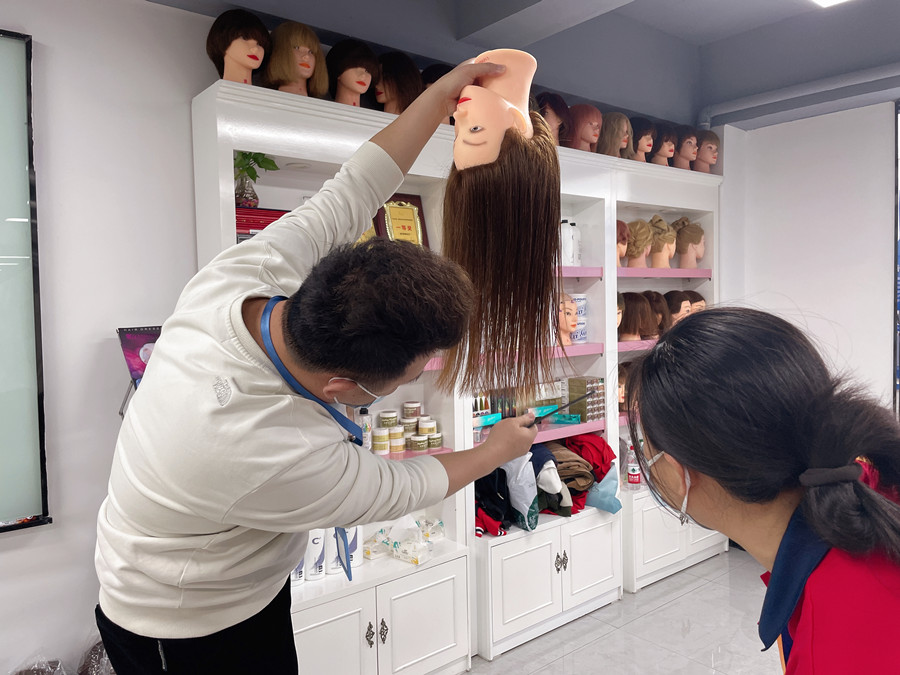 長碎發(fā)怎么剪？南寧剪發(fā)理發(fā)培訓(xùn)學(xué)校課件