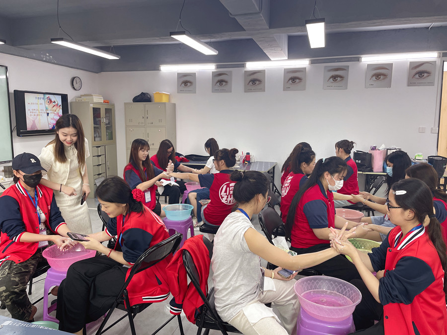 美甲手部護理的好處，南寧美甲培訓(xùn)課程講解