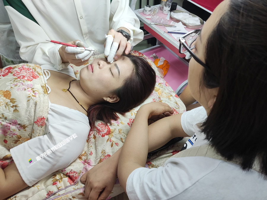 廣西紋繡技巧：紋繡師如何控制色乳的分量？