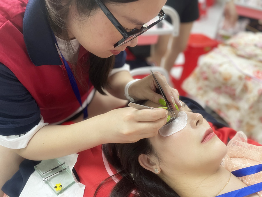 美睫后眼睛癢？廣西美甲美睫學校幫你解決