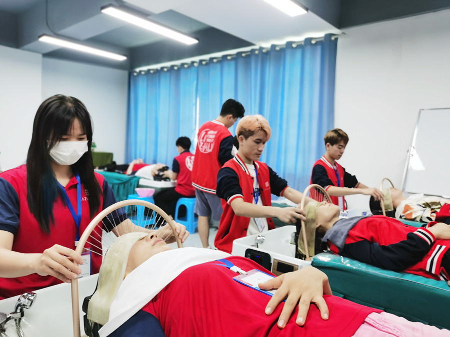 姜療洗頭的好處，南寧頭療洗護(hù)養(yǎng)發(fā)學(xué)校告訴你