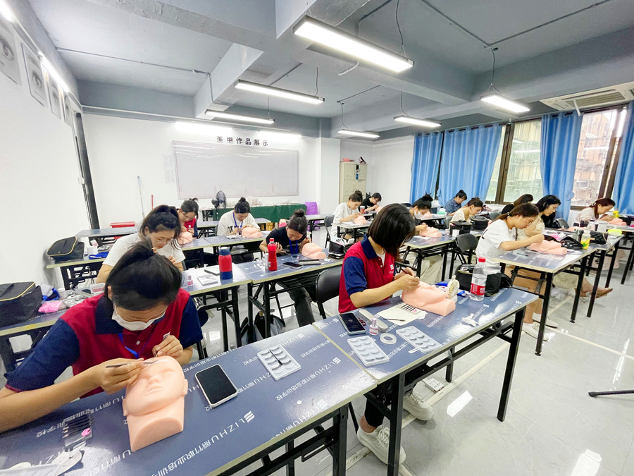 廣西南寧美睫專(zhuān)業(yè)學(xué)校5月火熱開(kāi)班