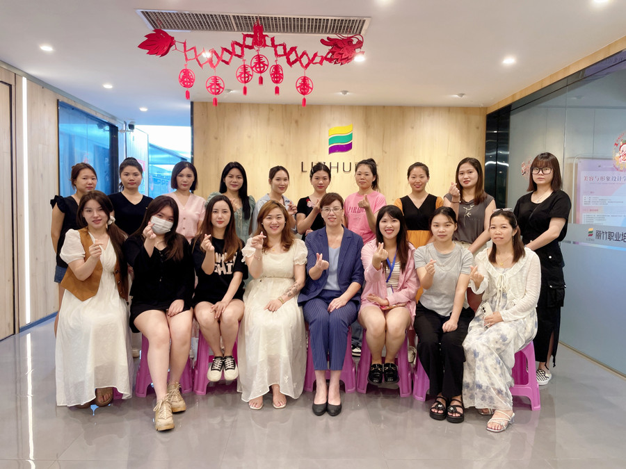 圓滿收官！南寧美睫職業(yè)學(xué)校課程結(jié)束