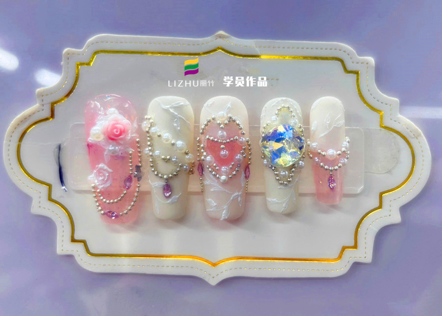 廣西美甲實(shí)訓(xùn)課堂：堆鉆美甲