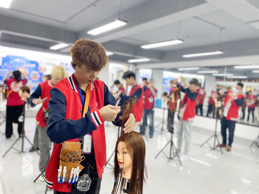 影響剪發(fā)的因素，廣西剪發(fā)結(jié)技術(shù)學(xué)校課程講解