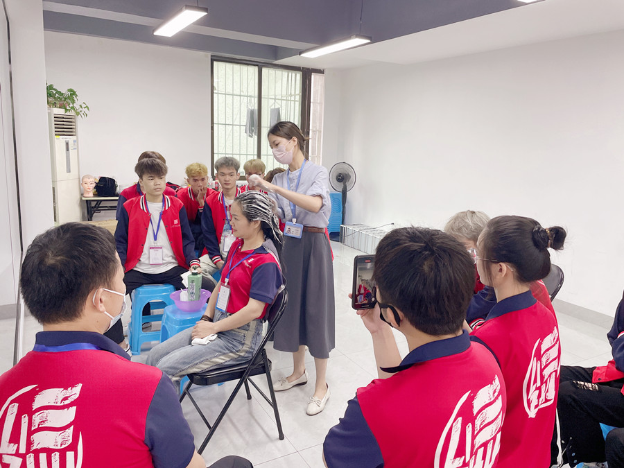 中式洗頭流程，南寧學(xué)洗頭的學(xué)校實(shí)訓(xùn)課堂