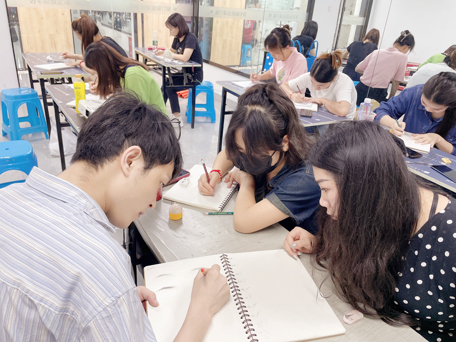 學(xué)紋繡在廣西：紙上畫眉練習(xí)