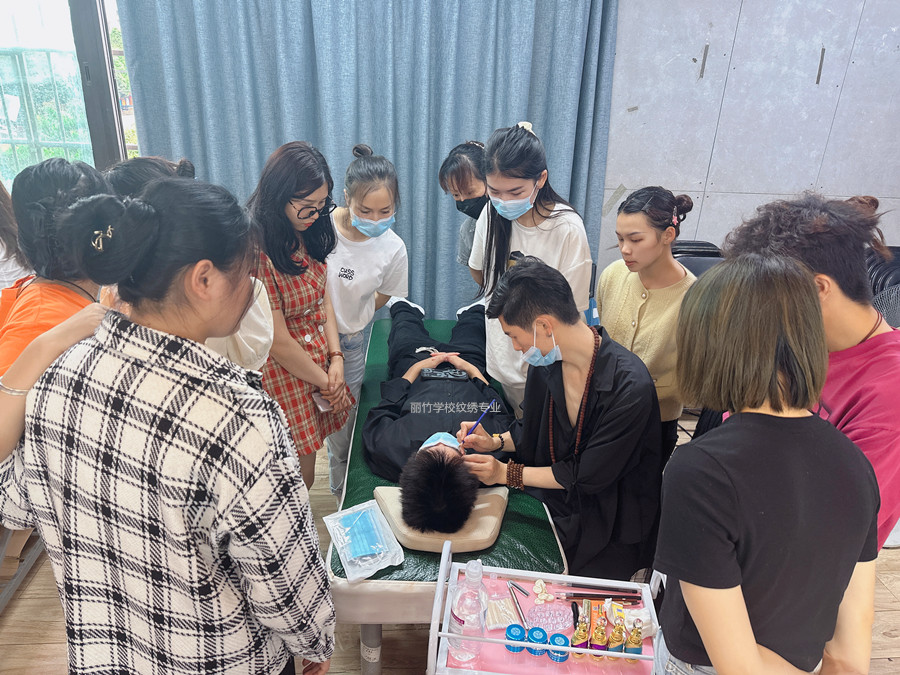 紋繡二次上色注意事項，南寧紋繡專業(yè)學(xué)校課程講解