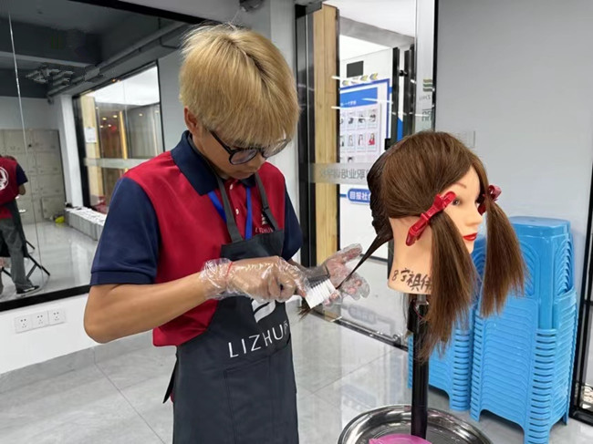 如何進行染發(fā)？南寧燙染實訓課堂