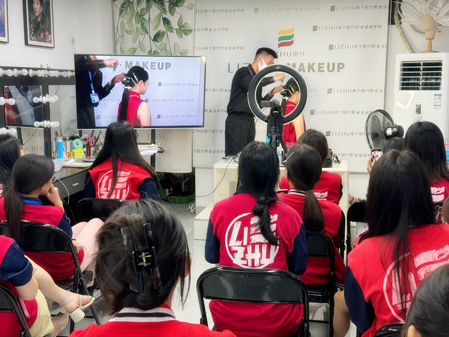 剪紙國(guó)風(fēng)造型課堂，廣西專業(yè)彩妝學(xué)校