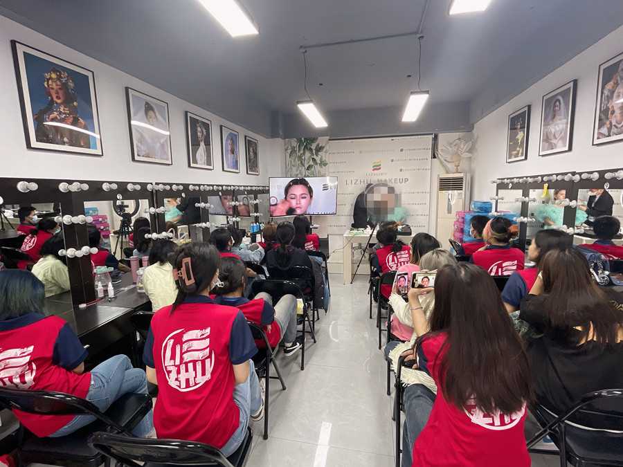 節(jié)目盛典主持人妝容特點(diǎn)，南寧彩妝學(xué)習(xí)