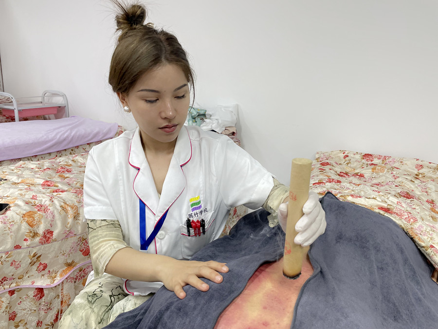 艾條熏背的好處，廣西中醫(yī)美容職校課程分享