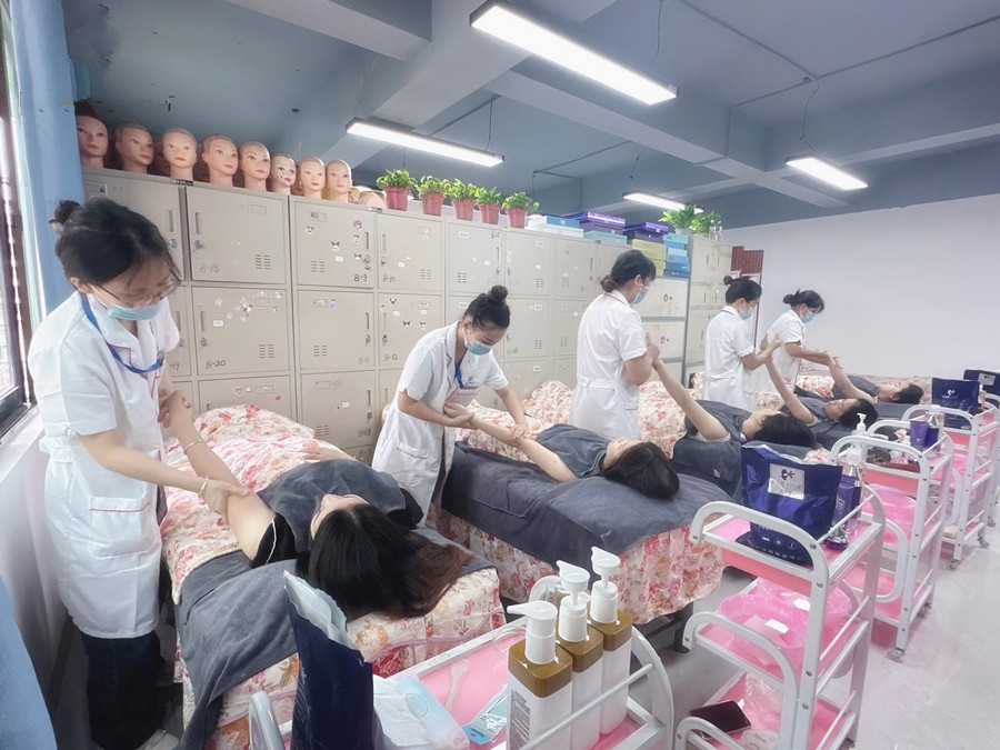 為什么要進(jìn)行手部護(hù)理？南寧美容職業(yè)培訓(xùn)學(xué)校解答