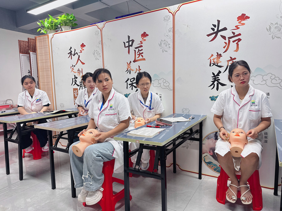 假頭模面部美容教學(xué)，南寧美容培訓(xùn)被認(rèn)可