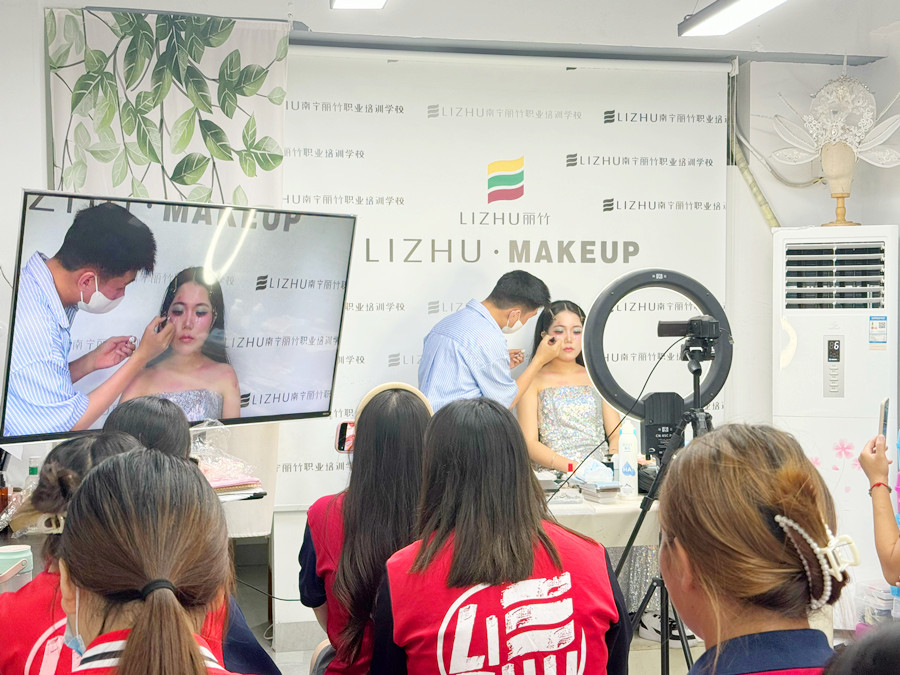 學(xué)人魚公主造型手法示范，了解南寧化妝學(xué)校怎么招生？