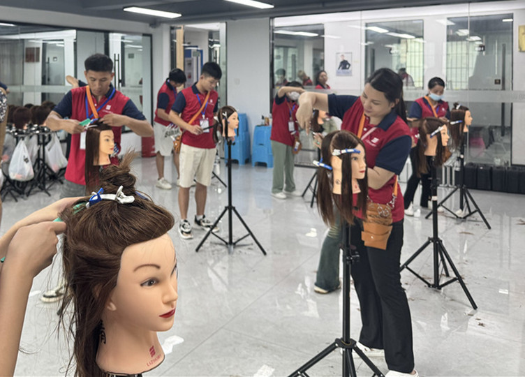 什么是挑剪？廣西美發(fā)剪發(fā)理發(fā)學(xué)校課堂講解