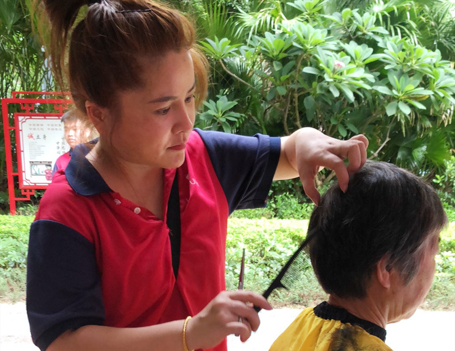 抓剪的操作手法，南寧美發(fā)理發(fā)學校為你介紹