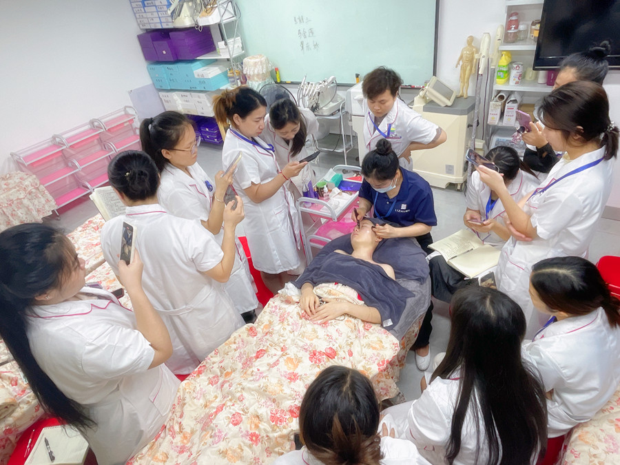 南寧美容專業(yè)教學：如何進行眼部護理？