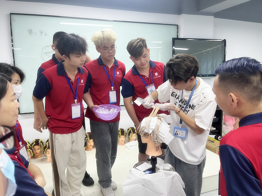 染發(fā)如何涂染膏？南寧專業(yè)燙染分享