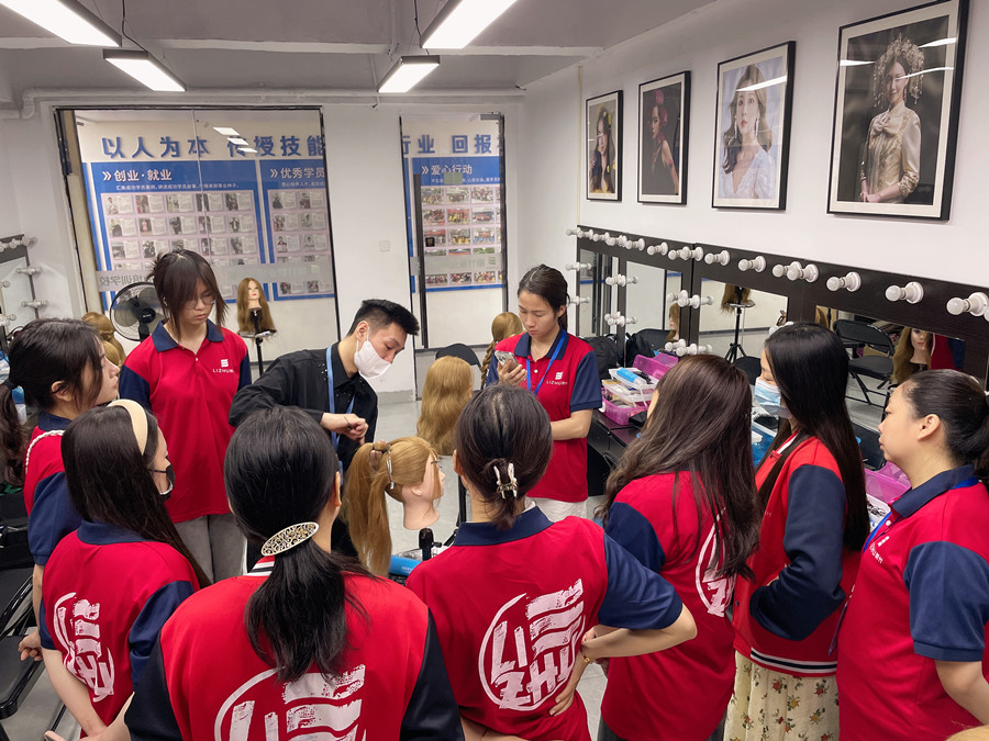 赫本頭發(fā)型手法技巧，南寧化妝發(fā)型學(xué)校分享