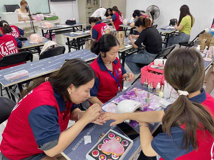 又快又好涂指甲油的技巧，廣西培訓(xùn)美甲基礎(chǔ)教程