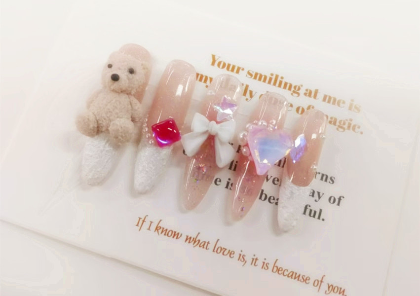 立體小熊雕花美甲，用作品告訴你南寧學(xué)美甲去哪里？