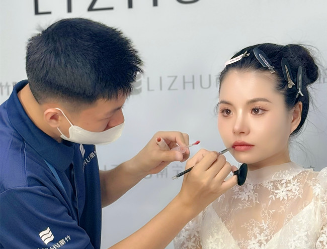 時(shí)尚簡(jiǎn)約新娘造型，南寧新娘化妝造型學(xué)校作品