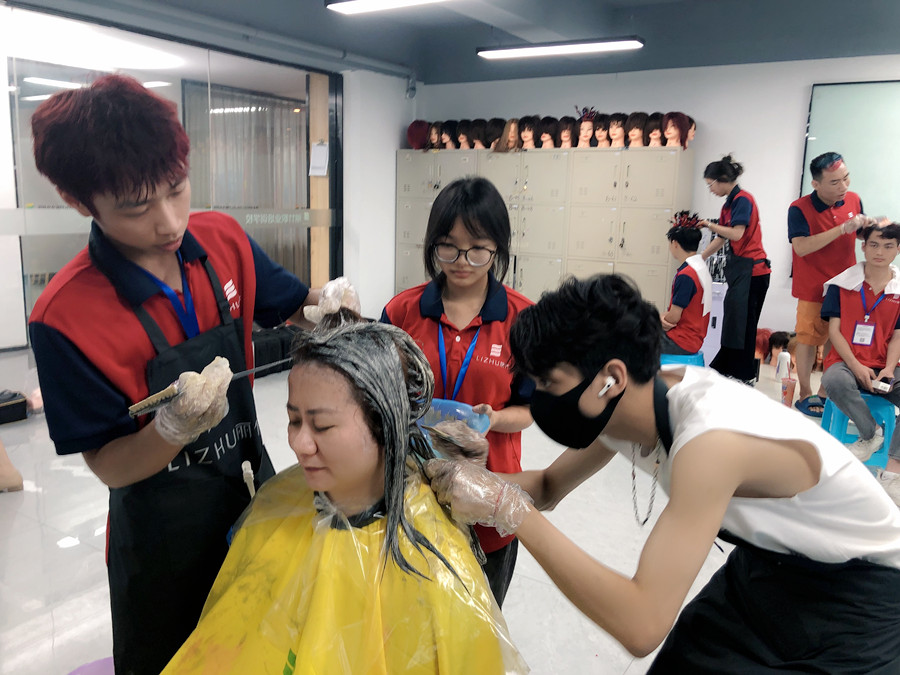 如何向顧客推薦合適的發(fā)色？南寧燙染造型學(xué)校分享