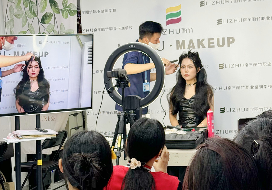 貓系造型課堂手法演示，廣西化妝高彩培訓(xùn)班課堂