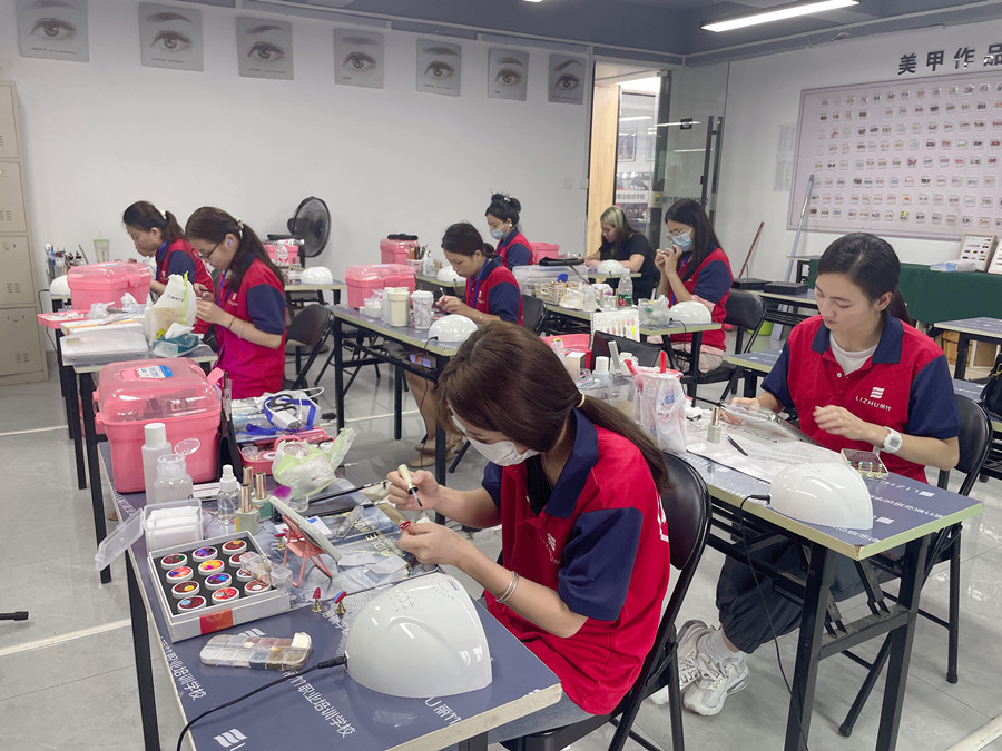 美甲基礎(chǔ)知識：魔鏡粉的使用